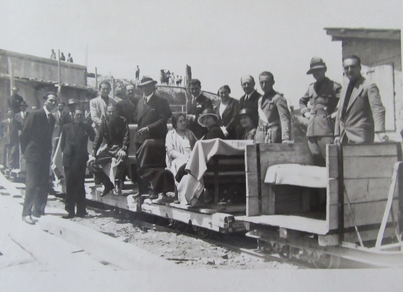 Costruenda Stazione della Ferrovia  -  Collezione Biblioteca Comunale G. D. Romagnosi: 17 luglio 1932 – X - Le autorità in posa al rientrano del viaggio inaugurale Salsomaggiore - Fidenza. 