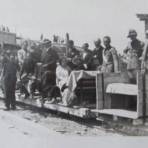 Costruenda Stazione della Ferrovia  -  Collezione Biblioteca Comunale G. D. Romagnosi: 17 luglio 1932 – X - Le autorità in posa al rientrano del viaggio inaugurale Salsomaggiore - Fidenza. 