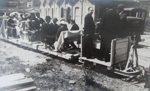 Costruenda Stazione della Ferrovia - Collezione Biblioteca Comunale G. D. Romagnosi: 17 luglio 1932 – X - Le autorità  al ritorno dal viaggio inaugurale Salsomaggiore - Fidenza. 