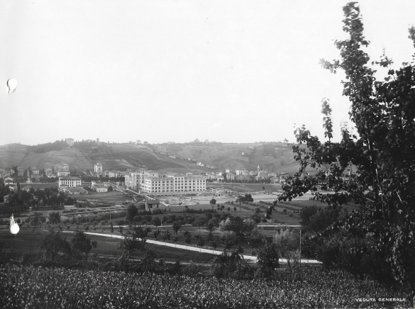 Costruenda Stazione della Ferrovia -Collezione  Biblioteca Comunale G. D. Romagnosi: L'area in cui verrà edificata la nuova stazione. Sullo sfondo l'edificio delle Terme Tommasini.