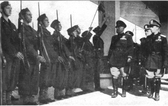 Stazione della Ferrovia: 8 ottobre 1941 - Il Duce arrivato a Salsomaggiore Terme, saluta i militari che lo accolgono