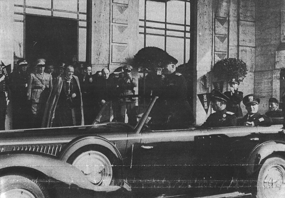 Stazione della Ferrovia: 8 ottobre 1941 - Il Duce alla stazione di  Salsomaggiore Terme. Il Duce visita la città e i pozzi petroliferi e di gas metano della zona