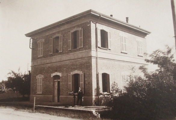 Acquedotto Comunale - Collezione Biblioteca Comunale G. D. Romagnosi: L'edificio, molto probabilmente corrisponde alla palazzina comunale di Parco Mazzini (Album Municipio di Salsomaggiore, le provvidenze del Comune in ordine di servizi pubblici)