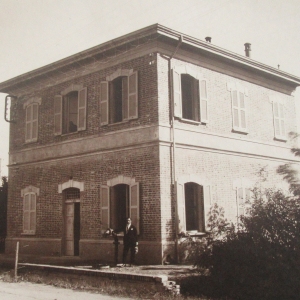 Acquedotto Comunale - Collezione Biblioteca Comunale G. D. Romagnosi: L'edificio, molto probabilmente corrisponde alla palazzina comunale di Parco Mazzini (Album Municipio di Salsomaggiore, le provvidenze del Comune in ordine di servizi pubblici)