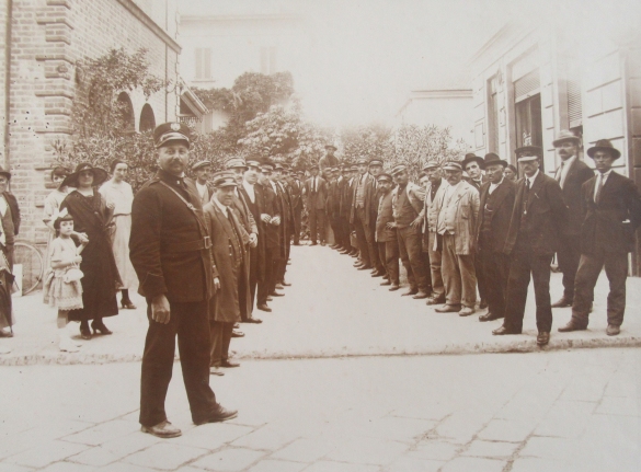 Servizi Pubblici Comunali - Collezione Biblioteca Comunale G. D. Romagnosi: 1916 (data incerta) - Agenti di albergo presso la vecchia stazione tramviaria (Album Municipio di Salsomaggiore, le provvidenze del Comune in ordine di servizi pubblici).