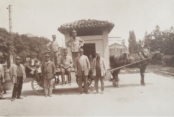 Servizi Pubblici Comunali - Collezione Biblioteca Comunale G. D. Romagnosi: 1916 circa Facchini pubblici (Album Municipio di Salsomaggiore, le provvidenze del Comune in ordine di servizi pubblici)