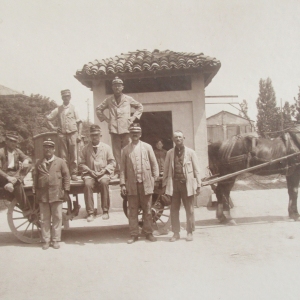 Servizi Pubblici Comunali - Collezione Biblioteca Comunale G. D. Romagnosi: 1916 circa Facchini pubblici (Album Municipio di Salsomaggiore, le provvidenze del Comune in ordine di servizi pubblici)