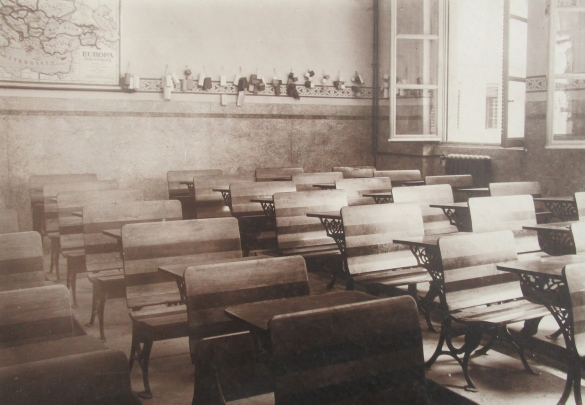 Istruzione Pubblica - Collezione Biblioteca Comunale G. D. Romagnosi: Edificio della Scuola elementare, aula scolastica (Album Municipio di Salsomaggiore, le provvidenze del Comune in ordine di servizi pubblici)