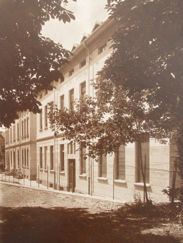 Istruzione Pubblica - - Collezione Biblioteca Comunale G. D. Romagnosi: Edificio della Scuola Tecnica, la facciata (Album Municipio di Salsomaggiore, le provvidenze del Comune in ordine di servizi pubblici)