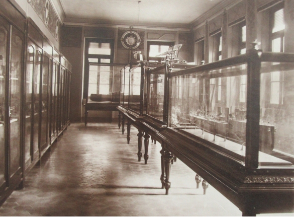 Istruzione Pubblica - Collezione Biblioteca Comunale G. D. Romagnosi: Edificio della Scuola elementare, aula del museo (Album Municipio di Salsomaggiore, le provvidenze del Comune in ordine di servizi pubblici)