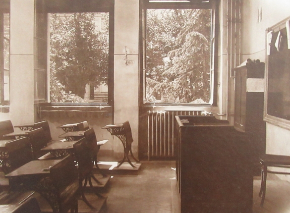 Istruzione Pubblica - Collezione Biblioteca Comunale G. D. Romagnosi: Edificio della Scuola Tecnica, aula scolastica (Album Municipio di Salsomaggiore, le provvidenze del Comune in ordine di servizi pubblici)