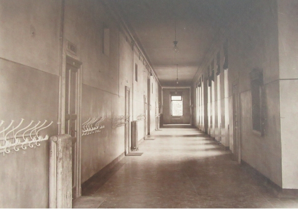 Istruzione Pubblica - Collezione Biblioteca Comunale G. D. Romagnosi: 1922 circa. Edificio della Scuola elementare, corridoio di disimpegno delle aule (Album Municipio di Salsomaggiore, le provvidenze del Comune in ordine di servizi pubblici)