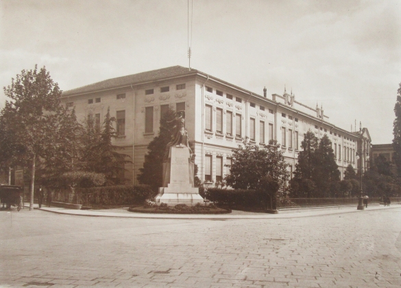 Istruzione Pubblica - Collezione Biblioteca Comunale G. D. Romagnosi: Edificio della Scuola elementare, la facciata e il monumento ai caduti della Prima Guerra Mondiale (Album Municipio di Salsomaggiore, le provvidenze del Comune in ordine di servizi pubblici)