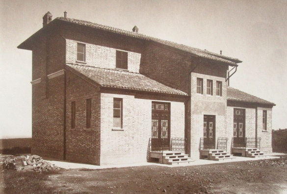 Istruzione Pubblica - Collezione Biblioteca Comunale G. D. Romagnosi: Edificio scolastico del forese (Album Municipio di Salsomaggiore, le provvidenze del Comune in ordine di servizi pubblici)