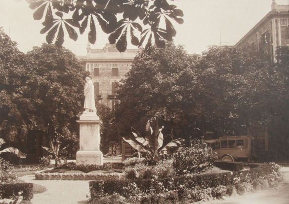 Verde Pubblico : L'aiuola con il monumento a Gian Domenico Romagnosi, posta davanti al Grand Hôtel des Thermes (Album Municipio di Salsomaggiore, le provvidenze del Comune in ordine di servizi pubblici)