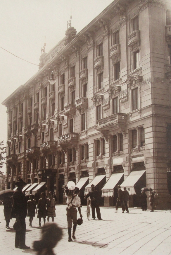 Albergo Storico - Collezione Biblioteca Comunale G. D. Romagnosi: Hotel Regina, la facciata con la piazza (Album Municipio di Salsomaggiore, le provvidenze del Comune in ordine di servizi pubblici)