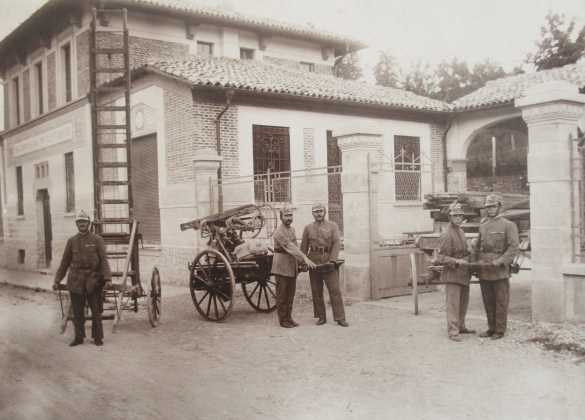 Servizi Pubblici Comunali - Collezione Biblioteca Comunale G. D. Romagnosi: 1913 circa Il corpo dei vigili del fuoco con attrezzi, la sede dei pompieri era la Palazzina di via Pascoli. (Album Municipio di Salsomaggiore, le provvidenze del Comune in ordine di servizi pubblici). 