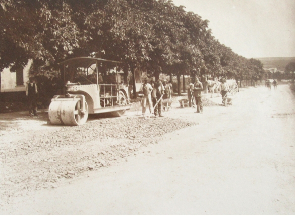 Viabilità - Collezione Biblioteca Comunale G. D. Romagnosi: Lavori di cilindrtura delle strade (Album Municipio di Salsomaggiore, le provvidenze del Comune in ordine di servizi pubblici)