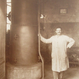 Macello Pubblico - Collezione Biblioteca Comunale G. D. Romagnosi: 1922 citca. Operaio comunale di fianco alla caldaia a vapore (Album Municipio di Salsomaggiore, le provvidenze del Comune in ordine di servizi pubblici)
