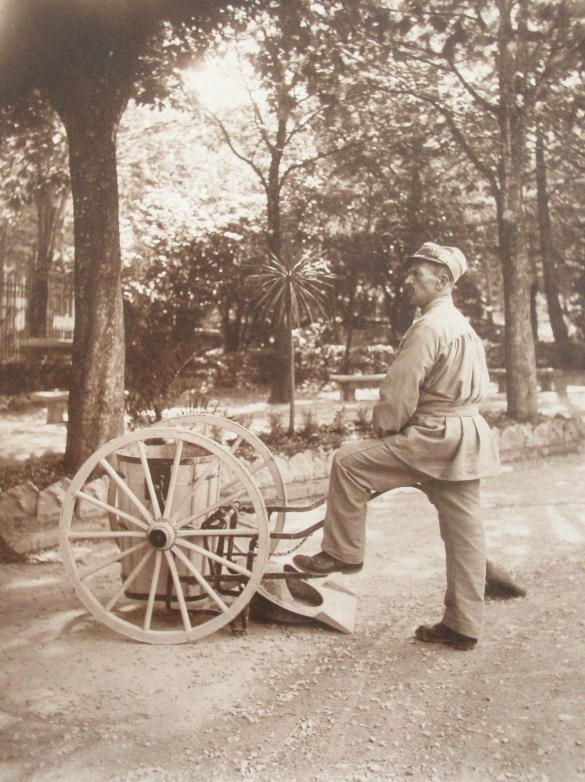 Servizi Pubblici Comunali - Collezione Biblioteca Comunale G. D. Romagnosi: 1937 circa Spazzino con lutocar (Album Municipio di Salsomaggiore, le provvidenze del Comune in ordine di servizi pubblici)