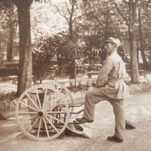 Servizi Pubblici Comunali - Collezione Biblioteca Comunale G. D. Romagnosi: 1937 circa Spazzino con lutocar (Album Municipio di Salsomaggiore, le provvidenze del Comune in ordine di servizi pubblici)