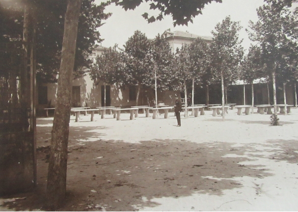 Mercato Pubblico - Collezione Biblioteca Comunale G. D. Romagnosi: 1927 circa La vecchia area mercatale in Arena dei Platani (Album Municipio di Salsomaggiore, le provvidenze del Comune in ordine di servizi pubblici)