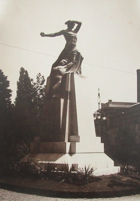 Monumento ai Caduti - Collezione Biblioteca Comunale G. D. Romagnosi: Monumento ai Caduti della Prima Guerra Mondiale, opera di Alberto Bazzoni . (Album Municipio di Salsomaggiore, le provvidenze del Comune in ordine di servizi pubblici)