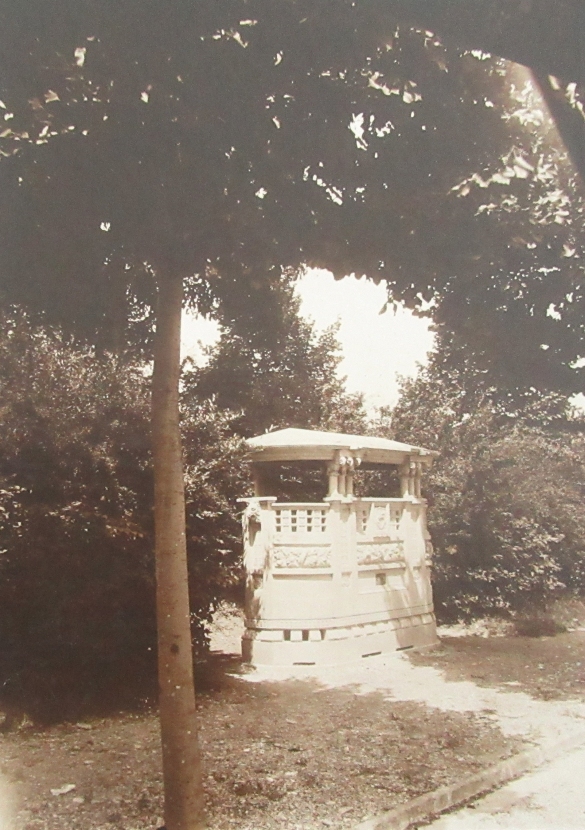 Servizi Pubblici Comunali - Collezione Biblioteca Comunale G. D. Romagnosi: Vespasiano pubblico (Album Municipio di Salsomaggiore, le provvidenze del Comune in ordine di servizi pubblici)