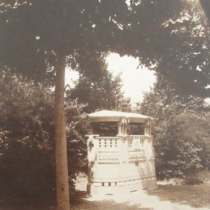 Servizi Pubblici Comunali - Collezione Biblioteca Comunale G. D. Romagnosi: Vespasiano pubblico (Album Municipio di Salsomaggiore, le provvidenze del Comune in ordine di servizi pubblici)