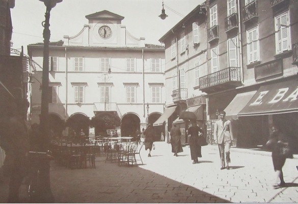 Viabilità - Collezione Biblioteca Comunale G. D. Romagnosi: 1938 (data incerta) Piazza Vittorio Emanuele e il Palazzo Municipale (Album Municipio di Salsomaggiore, le provvidenze del Comune in ordine di servizi pubblici)