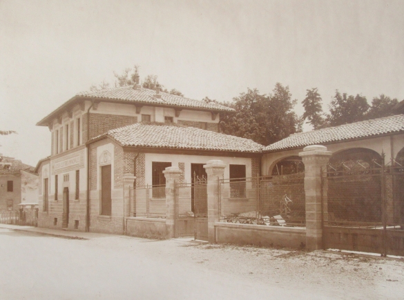 Servizi Pubblici Comunali - Collezione Biblioteca Comunale G. D. Romagnosi: Palazzina di via Pascoli, sede dell'azienda elettrica municipale . (Album Municipio di Salsomaggiore, le provvidenze del Comune in ordine di servizi pubblici)