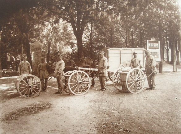 Servizio di Nettezza Urbana : 1937 (data ncerta) Gruppo di spazzini attrezzati (Album Municipio di Salsomaggiore, le provvidenze del Comune in ordine di servizi pubblici)