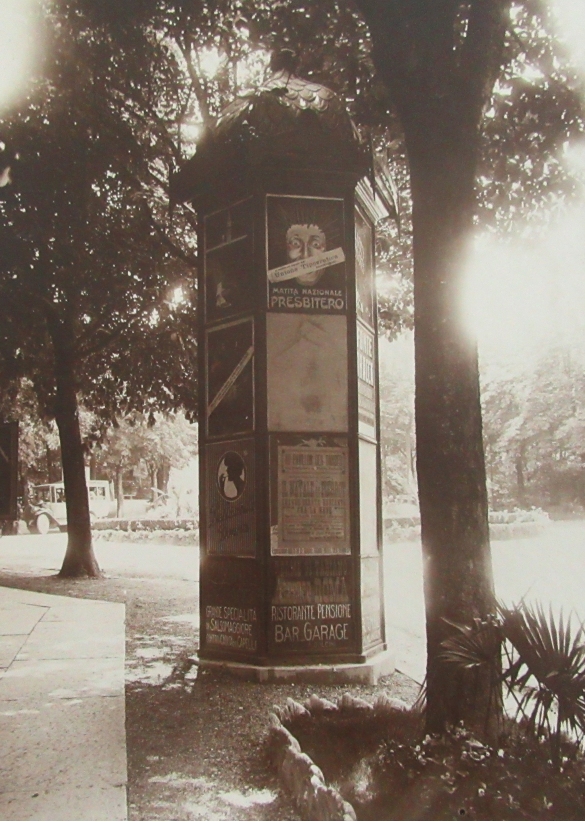 Servizio Pubbliche Affissioni - Collezione Biblioteca Comunale G. D. Romagnosi: 1922 circa. Chiosco luminoso (Album Municipio di Salsomaggiore, le provvidenze del Comune in ordine di servizi pubblici)