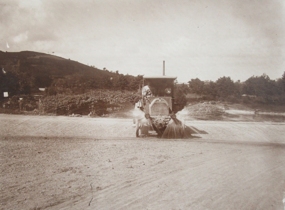 Servizi Pubblici Comunali - Collezione Biblioteca Comunale G. D. Romagnosi: 1922 circa Autoinaffiatrice in azione (Album Municipio di Salsomaggiore, le provvidenze del Comune in ordine di servizi pubblici)