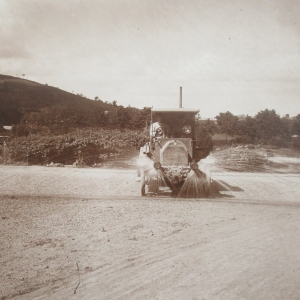 Servizi Pubblici Comunali - Collezione Biblioteca Comunale G. D. Romagnosi: 1922 circa Autoinaffiatrice in azione (Album Municipio di Salsomaggiore, le provvidenze del Comune in ordine di servizi pubblici)