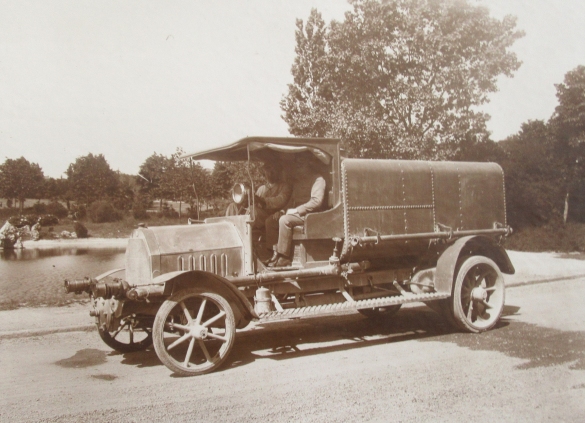 Servizi Pubblici Comunali - Collezione Biblioteca Comunale G. D. Romagnosi: Operaio comunale al lavoro con automezzo in dotazione. (Album Municipio di Salsomaggiore, le provvidenze del Comune in ordine di servizi pubblici)