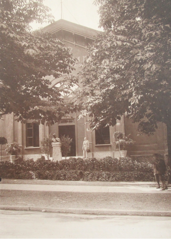 Terme Magnaghi - Collezione Biblioteca Comunale G. D. Romagnosi: 1922 circa Le terme Magnaghi erano collocate vicino al Grand Hotel et de Milan (Album Municipio di Salsomaggiore, le provvidenze del Comune in ordine di servizi pubblici)
