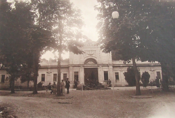Stabilimento Termale di Tabiano - Collezione Biblioteca Comunale G. D. Romagnosi: 1923 (data incerta) Il vecchio edificio delle terme di Tabiano (Album Municipio di Salsomaggiore, le provvidenze del Comune in ordine di servizi pubblici)