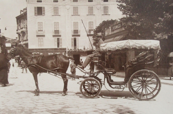 Servizi Pubblici Comunali  - Collezione Biblioteca Comunale G. D. Romagnosi: 1926 circa Servizio pubblico di vettura a cavalli (Album Municipio di Salsomaggiore, le provvidenze del Comune in ordine di servizi pubblici)