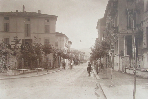 Via Milano - Collezione Biblioteca Comunale G. D. Romagnosi: 1923 circa, panoramica della via(Album Municipio di Salsomaggiore, le provvidenze del Comune in ordine di servizi pubblici)