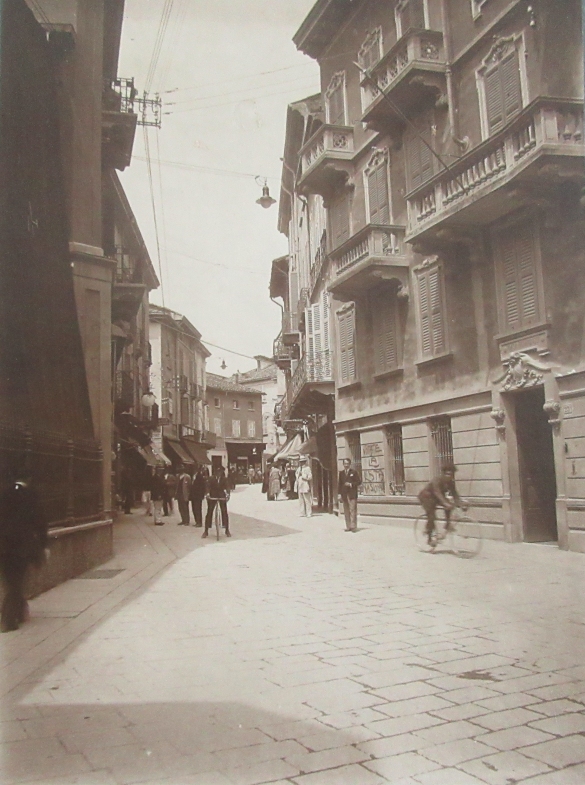 Servizi Pubblici Comunali - Collezione Biblioteca Comunale G. D. Romagnosi: 1922 circa Veduta su via Romagnosi (Album Municipio di Salsomaggiore, le provvidenze del Comune in ordine di servizi pubblici)