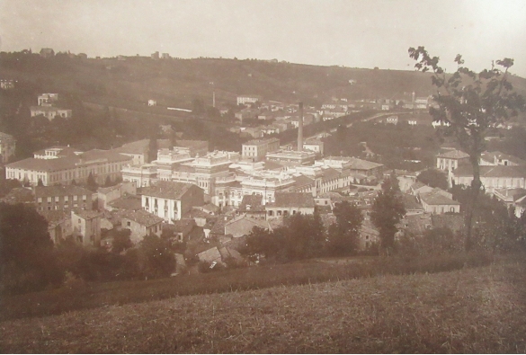 Servizi Pubblici Comunali - Collezione Biblioteca Comunale G. D. Romagnosi: Salsomaggiore Terme, veduta panoramica dal Monte Castellazzo . (Album Municipio di Salsomaggiore, le provvidenze del Comune in ordine di servizi pubblici)