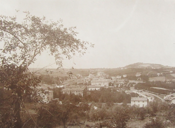 Servizi Pubblici Comunali - Collezione Biblioteca Comunale G. D. Romagnosi: Vista panoramica dal Monte Paradiso (Album Municipio di Salsomaggiore, le provvidenze del Comune in ordine di servizi pubblici)