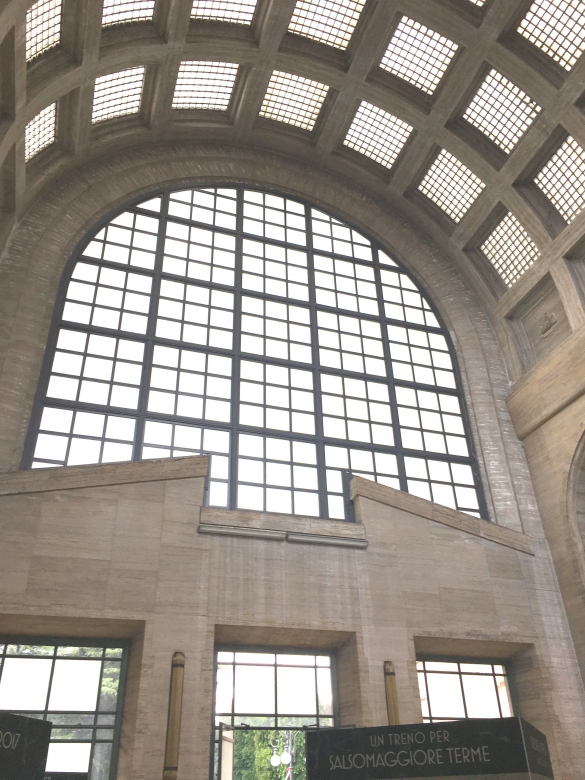 La Stazione Ferroviaria: Interno. Particolare del soffitto con le grandi vetrate ad arco. La stazione fu progettata dall'ing. Cervi e si ispira in scala ridotta alla Stazione Centrale di Milano.
