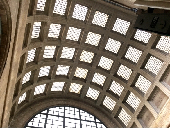 La Stazione Ferroviaria: Interno. Particolare del soffitto con le grandi vetrate ad arco