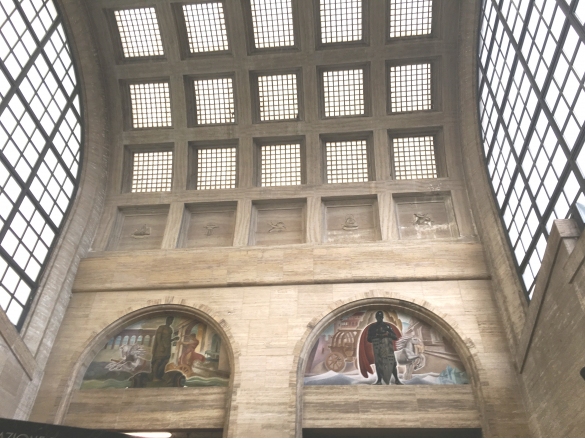La Stazione Ferroviaria: Interno. Particolare del soffitto con le grandi vetrate ad arco