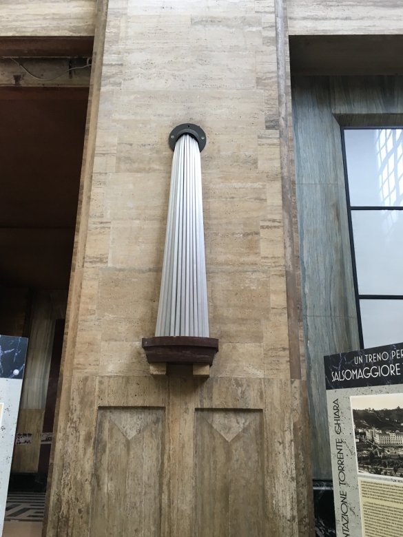 Stazione Ferroviaria: Particolare di una lampada a muro che ricorda il tema dell'acqua