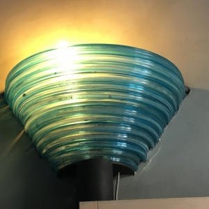 Stazione Ferroviaria: Interno, particolare di una lampada parietale in vetro presente nella sala contigua alla biglietteria