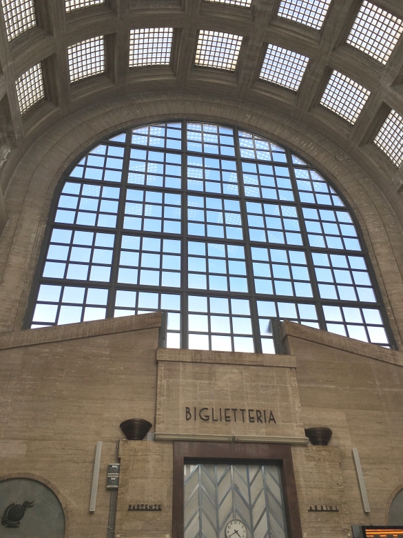 Stazione Ferroviaria: Interno. Particolare del soffitto con le grandi vetrate ad arco