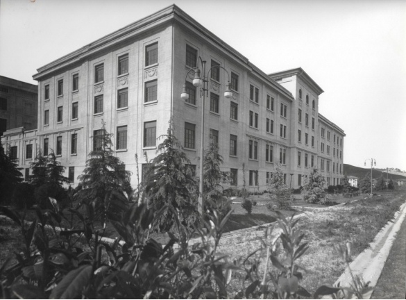 Terme Giacomo Tommasini - Collezione Biblioteca Comunale G. D. Romagnosi: 1933 circa -  Vista laterale da viale Matteotti con il giardino